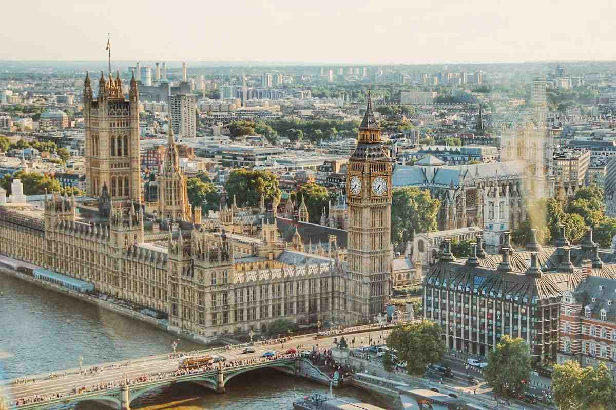 Work Visa UK from Canada: Complete Guide (2026) 3 London street scene with red bus for Americans moving to London
