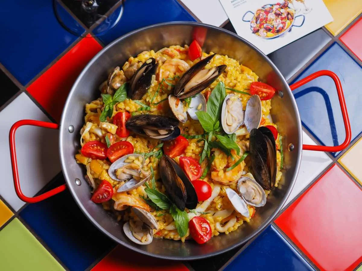 A pan of Valencia paella, part of the affordable dining that keeps food costs low in Valencia for American expats